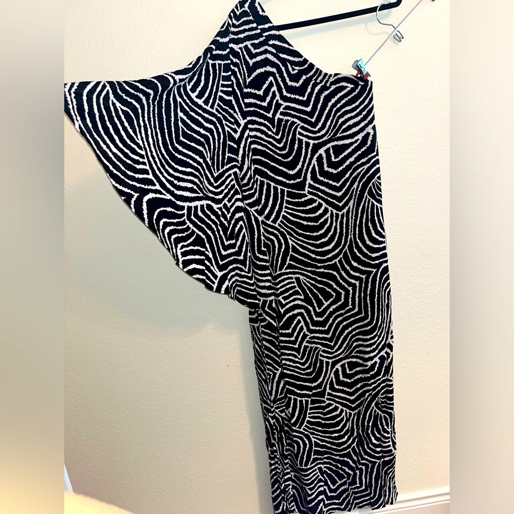 Fresha black and white one shoulder maxi dress